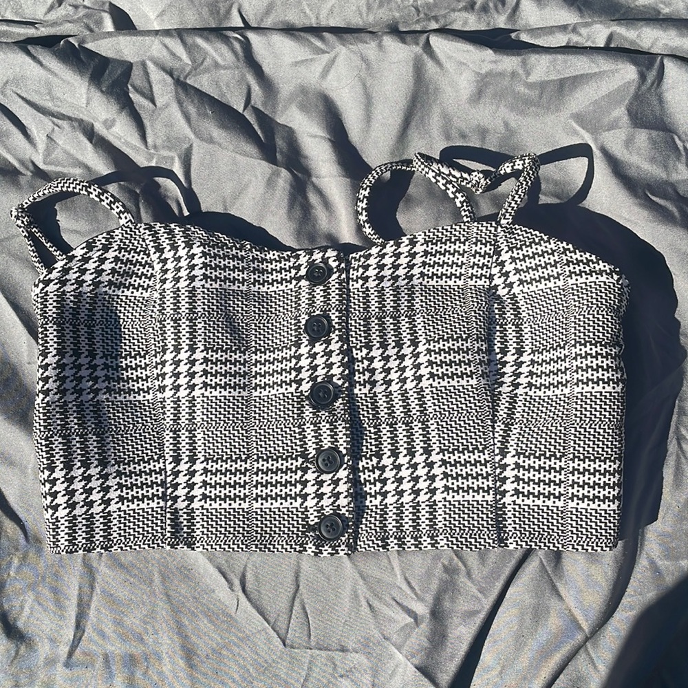 Forever 21 crop top black and white with buttons